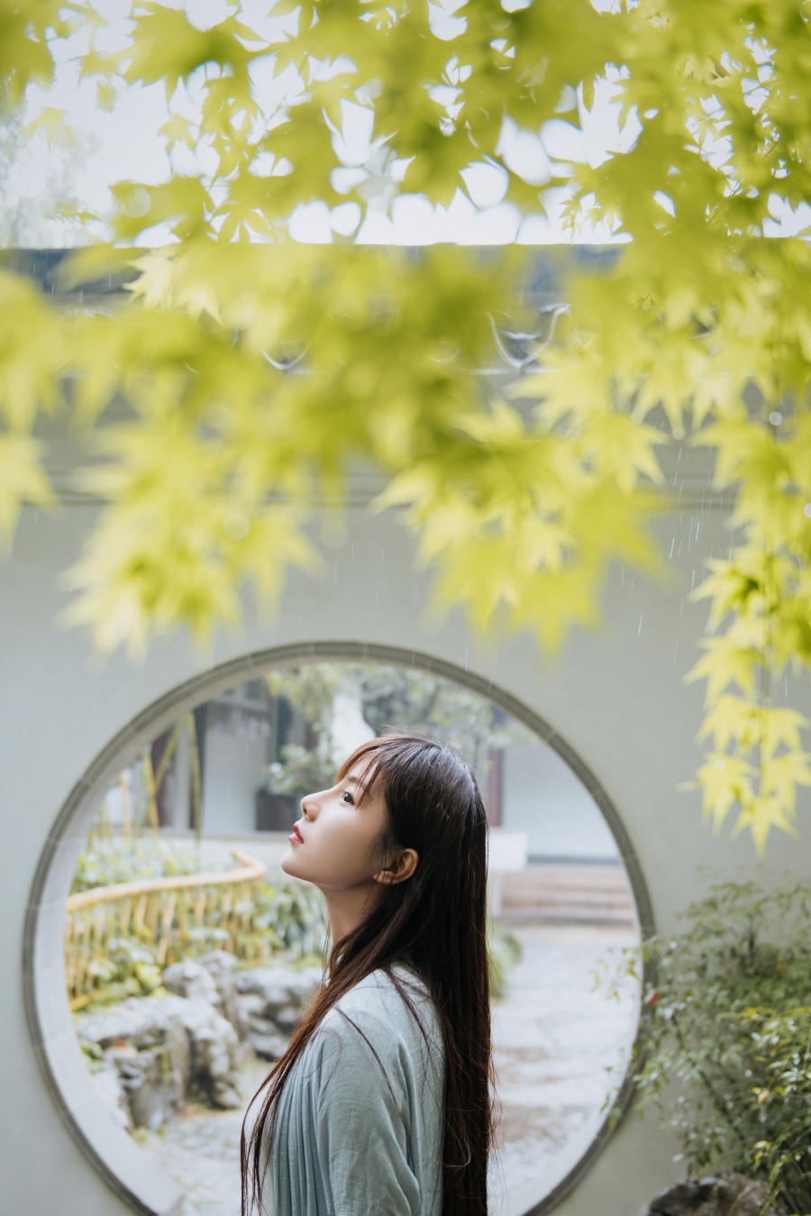 细雨湿衣看不见，闲花落地听无声。