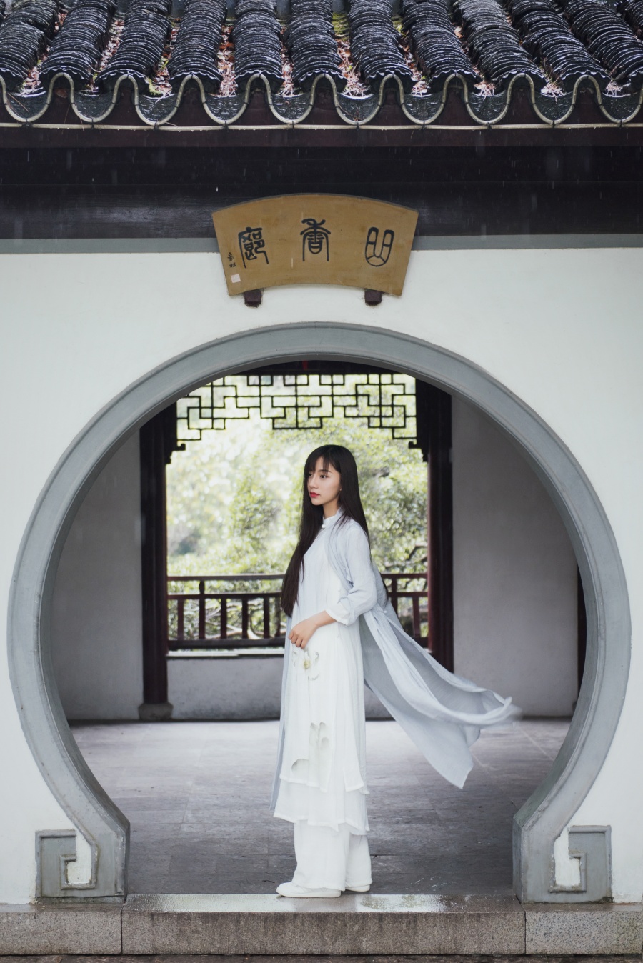 细雨湿衣看不见，闲花落地听无声。
