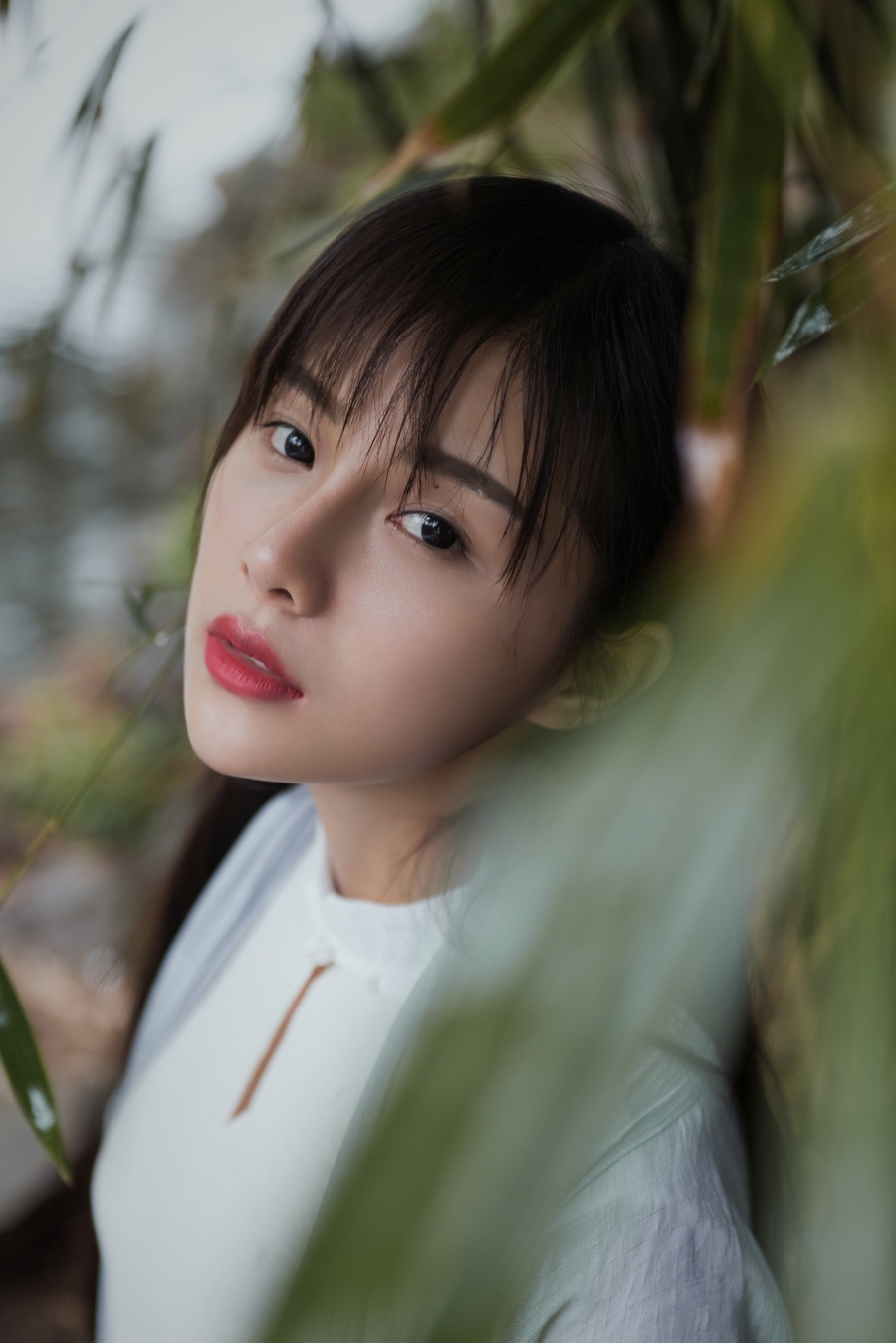 细雨湿衣看不见，闲花落地听无声。