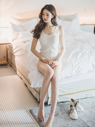 正允，绝色娇美的芳靥晕红如火，风情万千的清纯美眸含羞