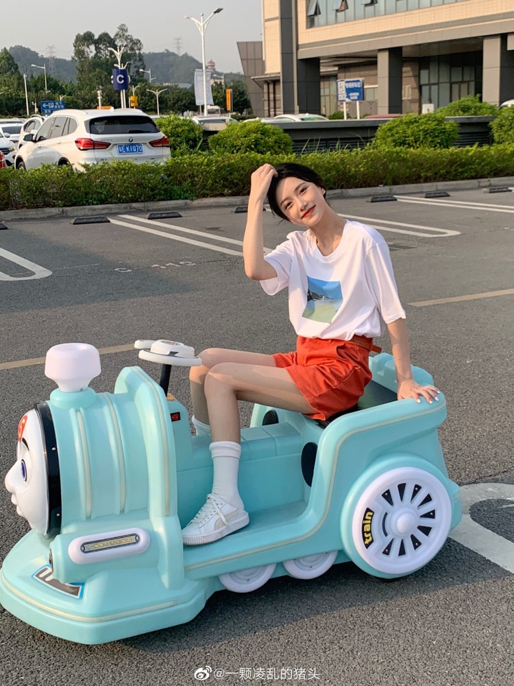  玩耍属于小朋友的碰碰车 ???