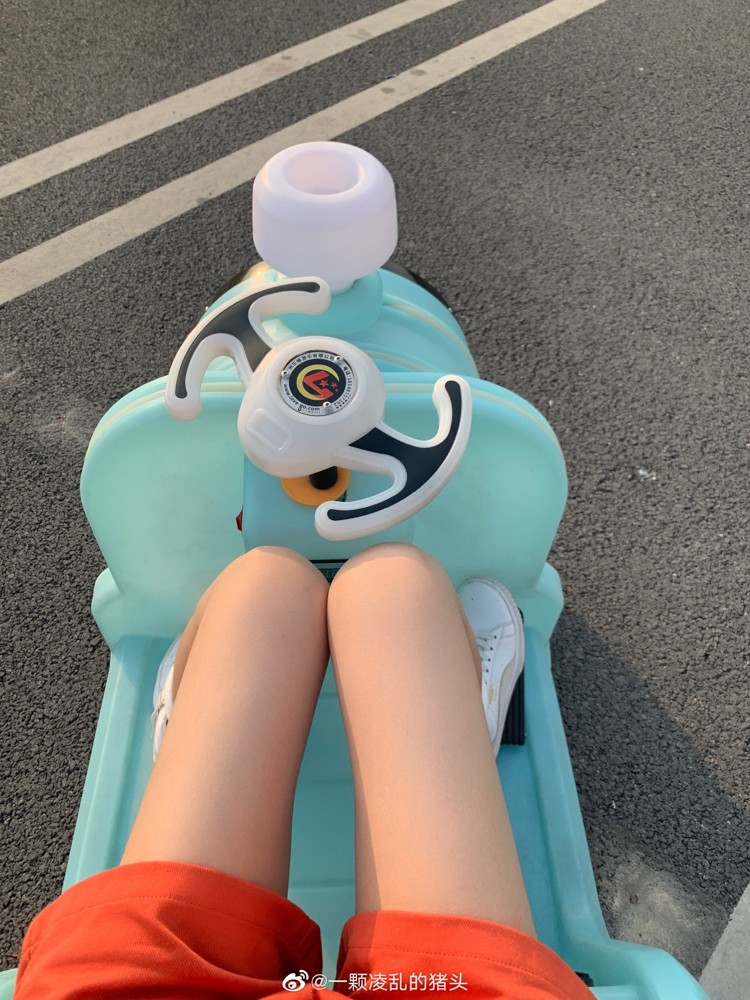  玩耍属于小朋友的碰碰车 ???