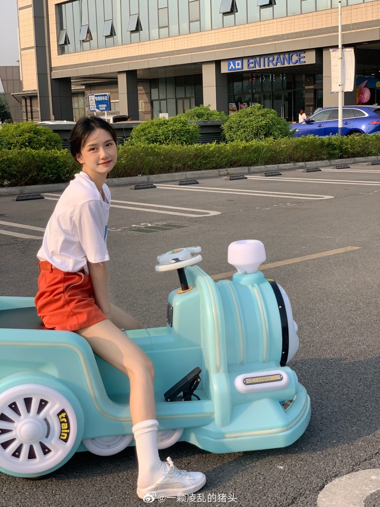  玩耍属于小朋友的碰碰车 ???