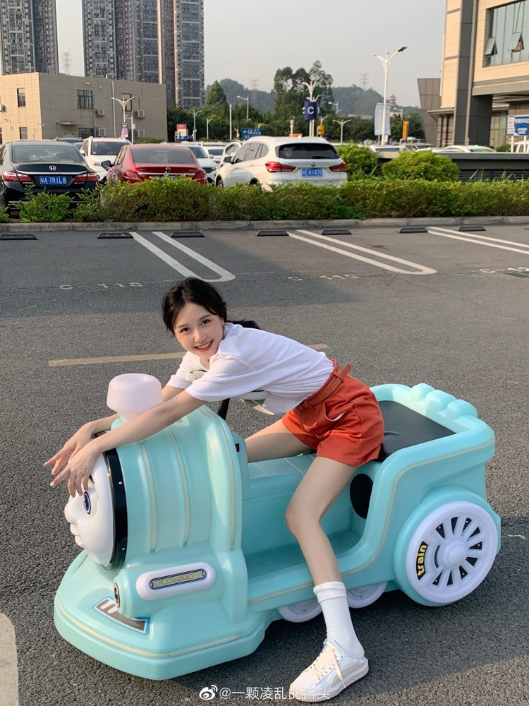  玩耍属于小朋友的碰碰车 ???
