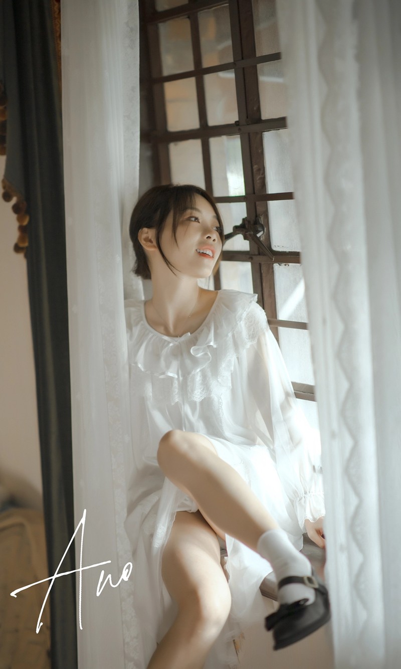 夏日窗边的女孩