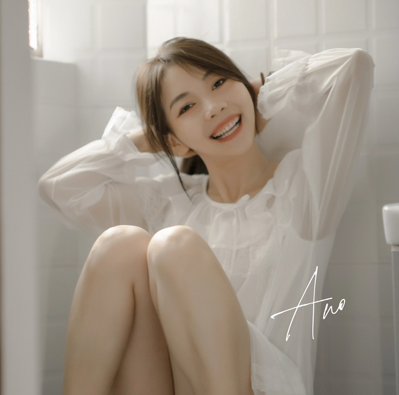 夏日窗边的女孩