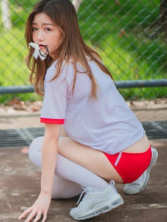 像不像当年你们偷看体育课上的女同学？
