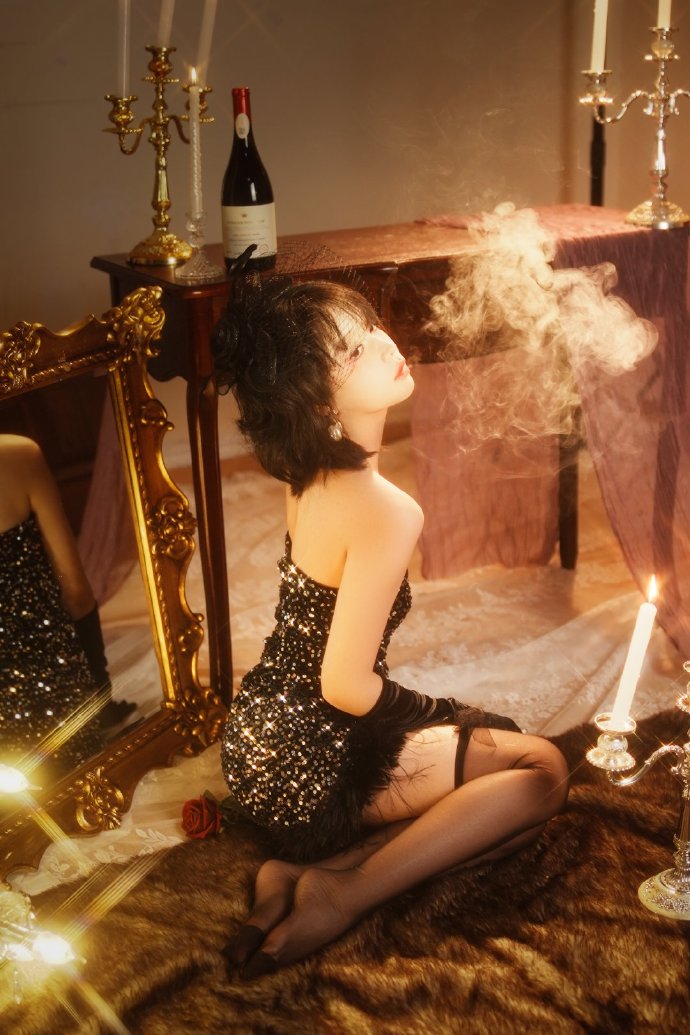 揭开神秘的面纱，是你精心勾勒的脸庞。