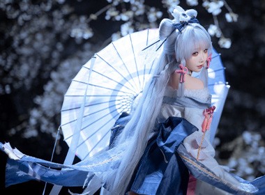 这纷扬的花雨，倒像是天地赠予的俳句。